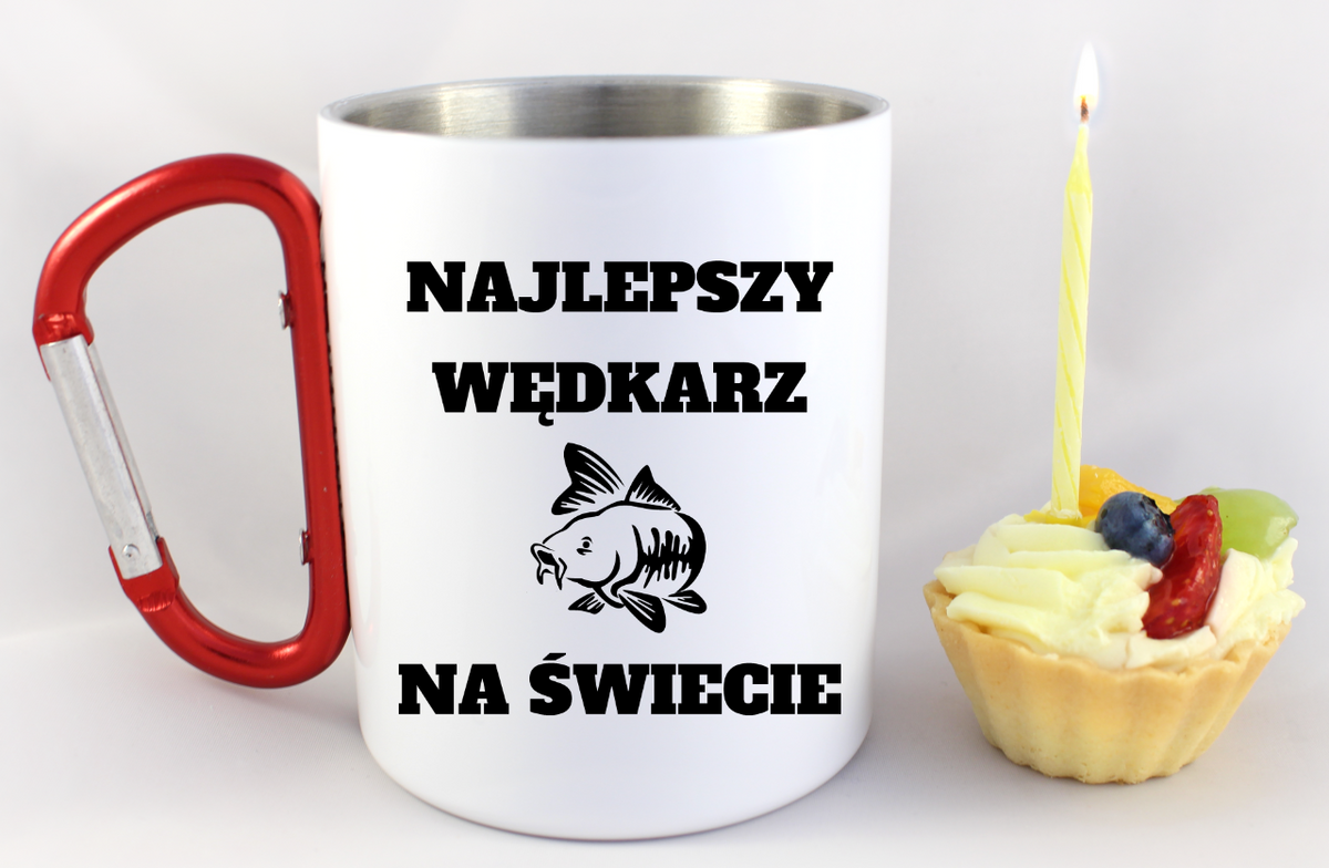 Kubek biały z czerwonym karabińczykiem i nadrukiem "Najlepszy wędkarz na świecie" – wędkarstwo #7