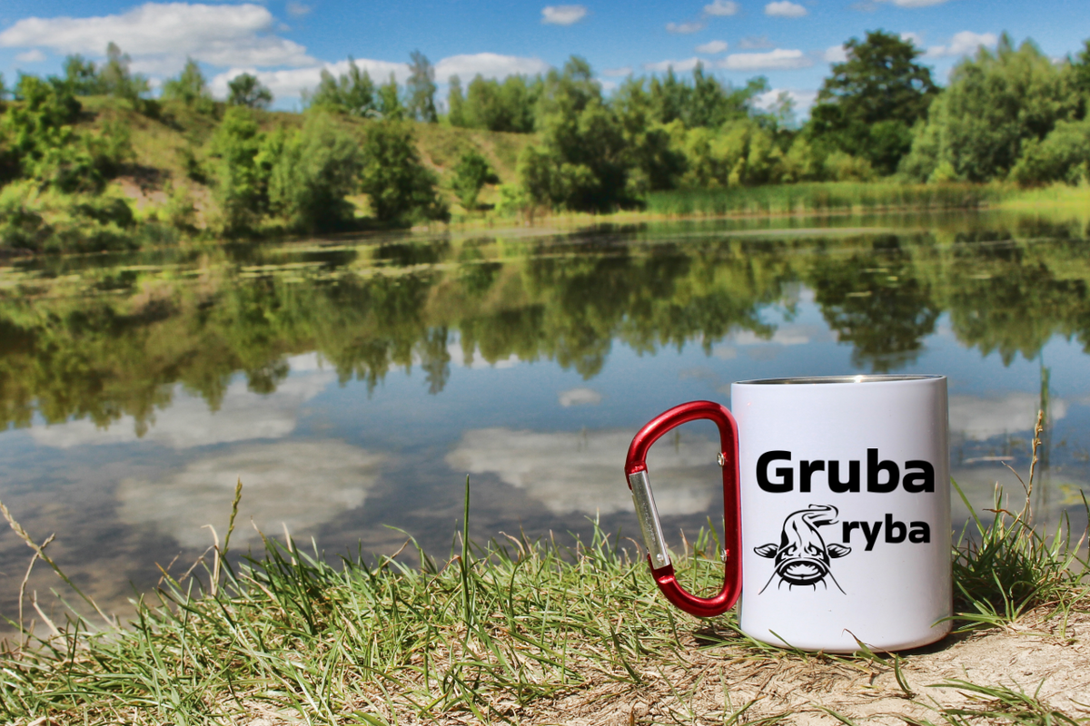 Kubek biały z czerwonym karabińczykiem i nadrukiem "Gruba ryba" – wędkarstwo #12