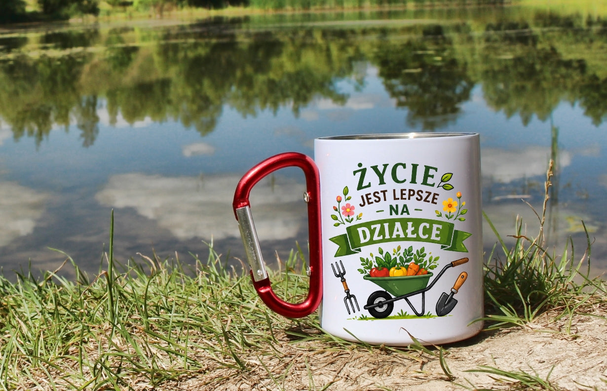 Kubek biały z czerwonym karabińczykiem „Życie jest lepsze na działce” – działka, ogród #3