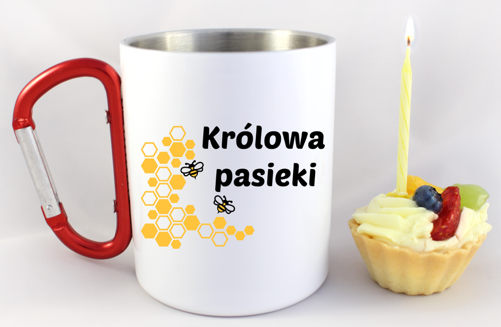 Kubek biały z czerwonym karabińczykiem i nadrukiem „Królowa pasieki” – pszczelarstwo #9