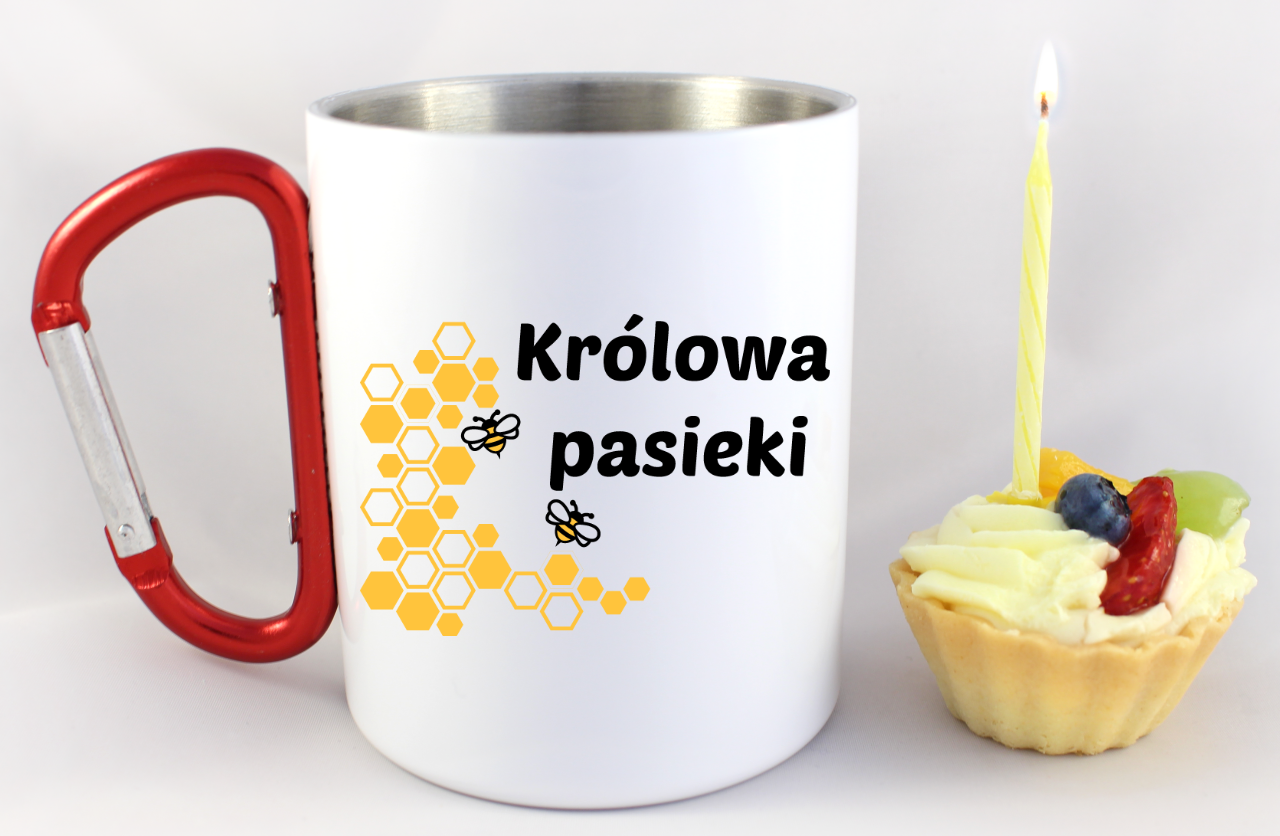 Kubek biały z czerwonym karabińczykiem i nadrukiem „Królowa pasieki” – pszczelarstwo #9