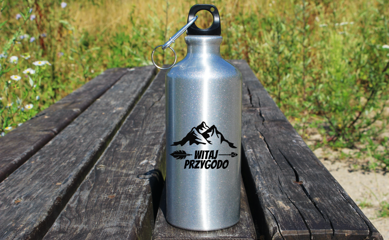 Bidon srebrny 500 ml z nadrukiem „Witaj przygodo” – namioty, camping, wyprawa #10