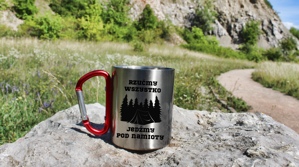 Kubek z czerwonym karabińczykiem i nadrukiem „Rzućmy wszystko, jedźmy pod namioty” – namiot, camping #10