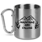 Kubek ze srebrnym karabińczykiem z nadrukiem „Mountains are calling” – góry #8