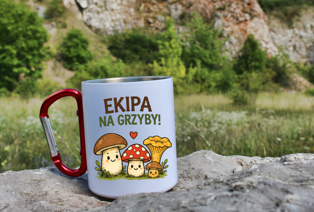 Kubek biały z czerwonym karabińczykiem „Ekipa na grzyby” –  #11
