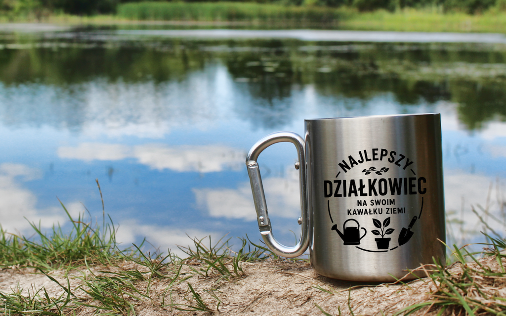 Kubek metalowy z karabińczykiem i nadrukiem „Najlepszy działkowiec na swoim kawałku ziemi” – na działkę #5