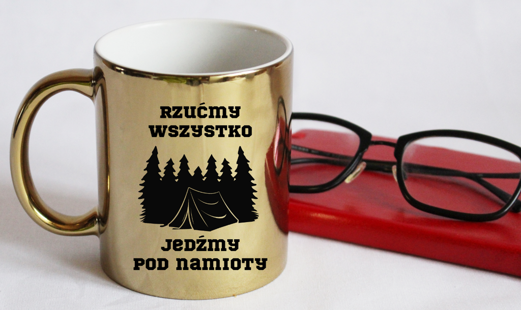 Kubek złoty z nadrukiem „Rzućmy wszystko, jedźmy pod namioty” – camping #10