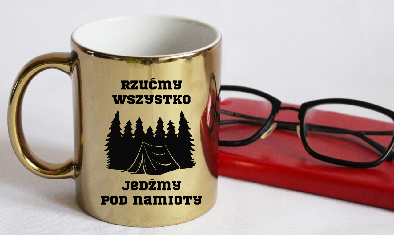 Kubek złoty z nadrukiem „Rzućmy wszystko, jedźmy pod namioty” – camping #10