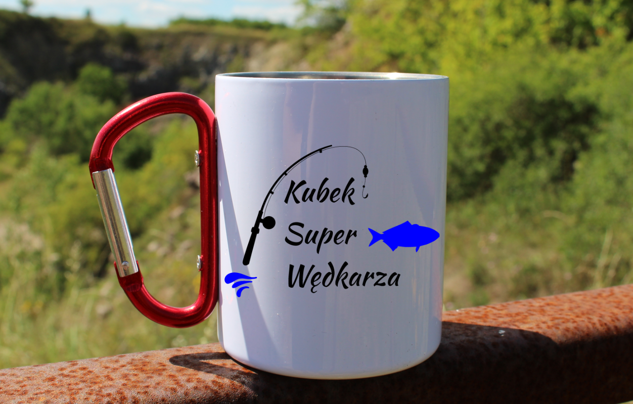 Kubek biały z czerwonym karabińczykiem i nadrukiem "Kubek Super Wędkarza" #1