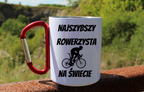 Kubek biały z czerwonym karabińczykiem i nadrukiem „Najszybszy rowerzysta na świecie” – dla rowerzysty #12