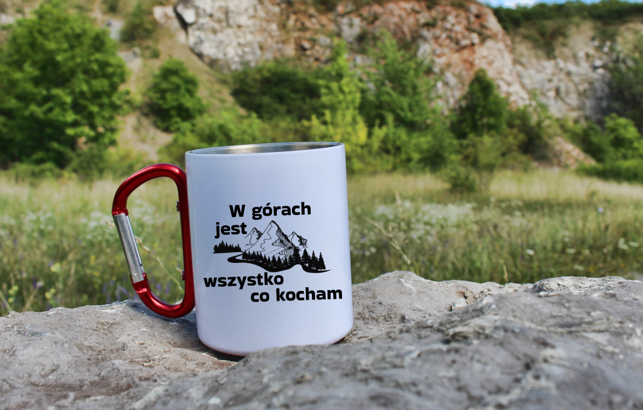 Kubek biały z czerwonym karabińczykiem, nadruk „W górach jest wszystko, co kocham” #1