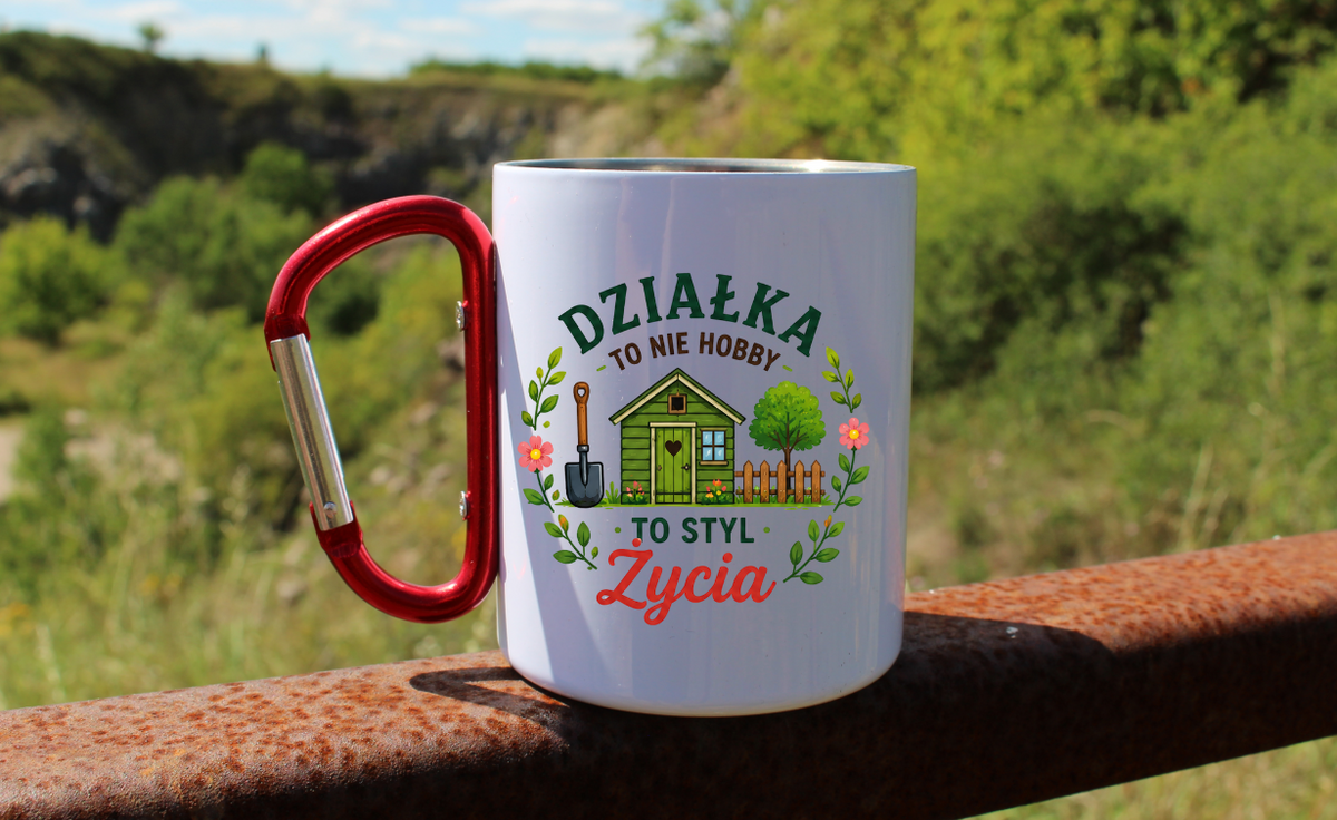 Kubek biały z czerwonym karabińczykiem „Działka to nie hobby, to styl życia” – działka, ogród #2