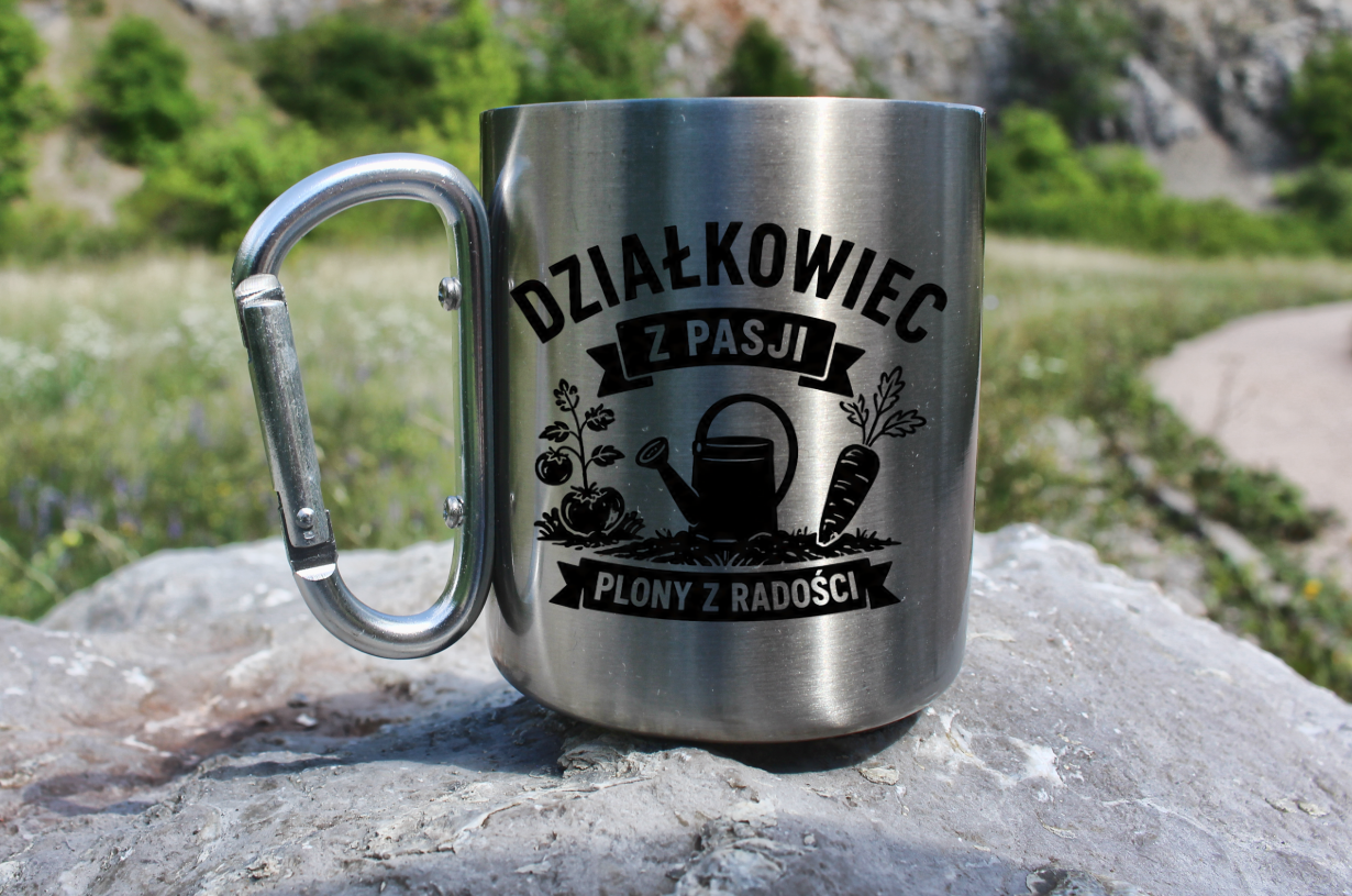 Kubek metalowy z karabińczykiem i nadrukiem "Działkowiec z pasji, plony z radości" - na działkę #1
