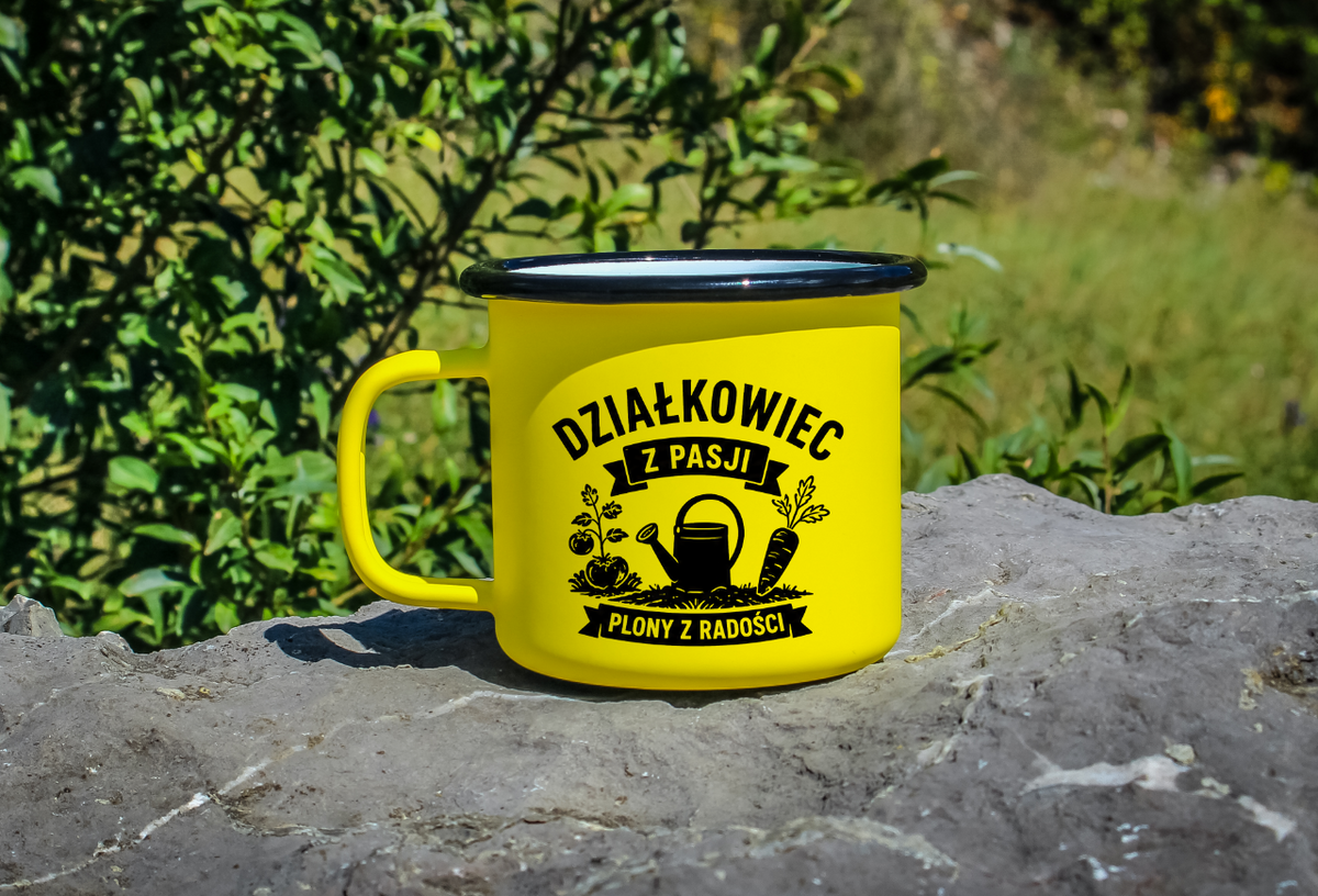 Kubek emaliowany żółty z nadrukiem „Działkowiec z pasji, plony z radości” – działka, ogród #5