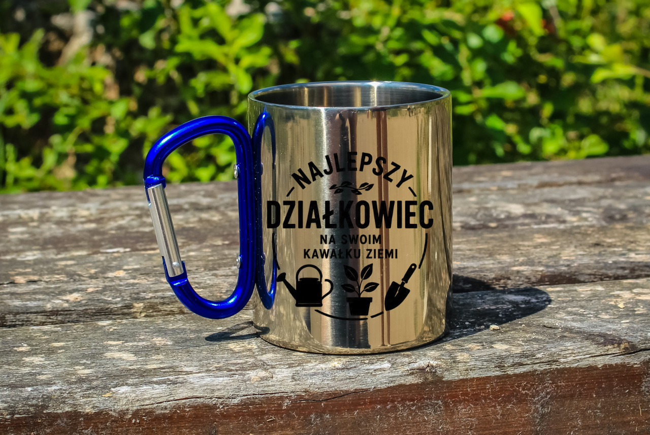 Kubek niebieski karabińczyk "Najlepszy działkowiec na swoim kawałku ziemi" - na działkę #5