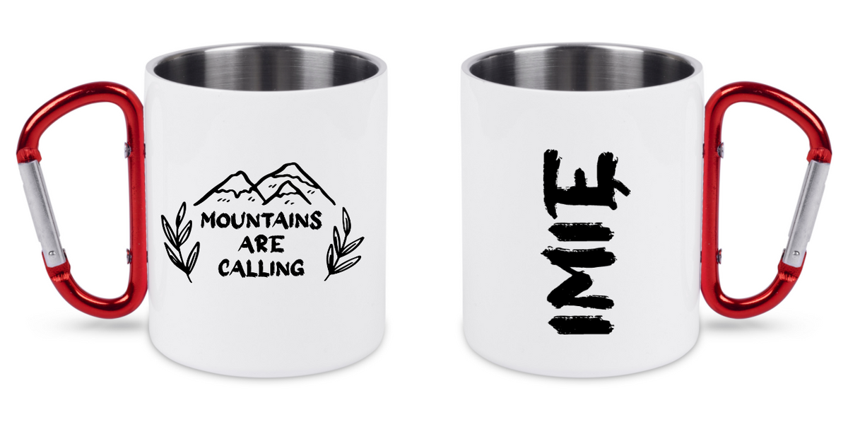 Kubek biały z czerwonym karabińczykiem, nadruk „Mountains are calling” – góry #8