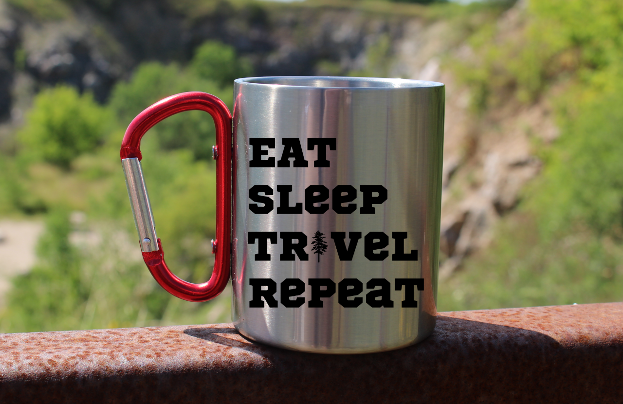 Kubek z czerwonym karabińczykiem i nadrukiem „Eat Sleep Travel Repeat” – podróże, wyprawy #5