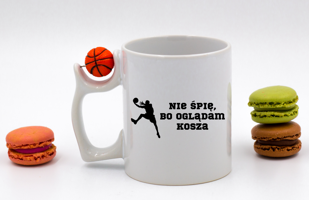 Kubek z piłką i nadrukiem "Nie śpię, bo oglądam kosza" – koszykówka #7