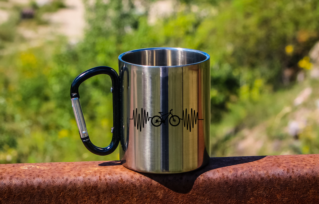 Kubek z czarnym karabińczykiem „Rowerowe EKG, linia życia” – dla rowerzystów #1