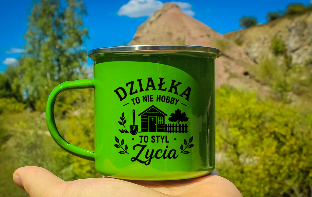 Kubek emaliowany zielony z nadrukiem "Działka to nie hobby, to styl życia" - działka, ogród #4