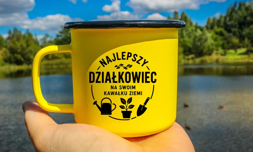 Kubek emaliowany żółty z nadrukiem „Najlepszy działkowiec na swoim kawałku ziemi” – działka, ogród #9