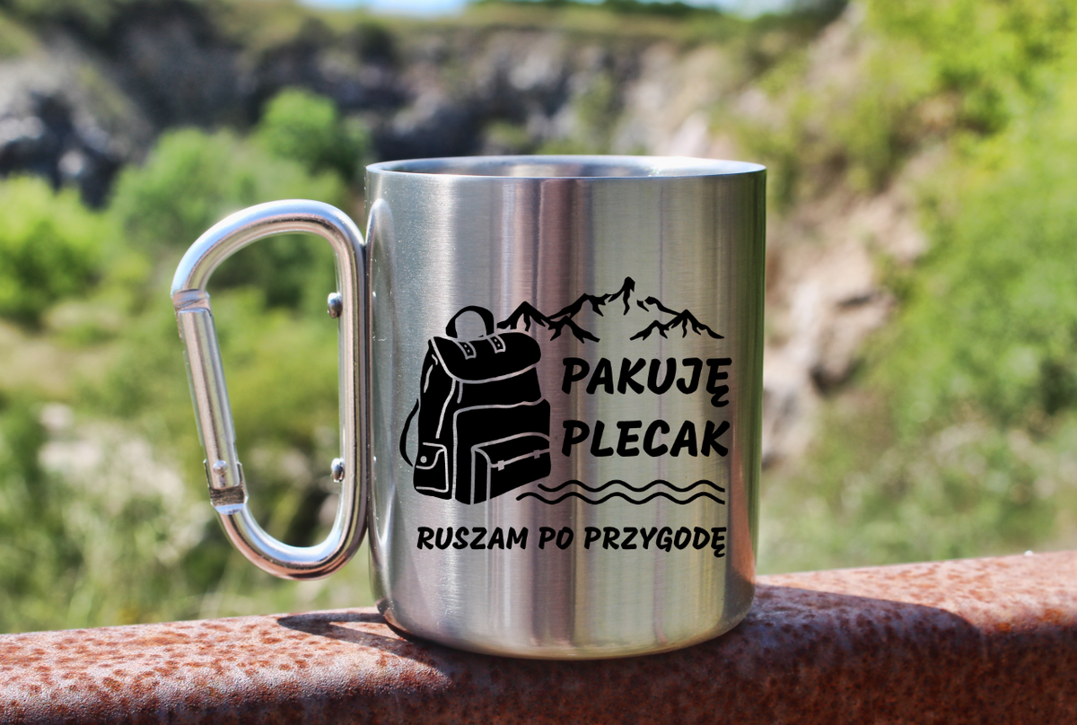 Kubek karabińczyk srebrny z nadrukiem „Pakuję plecak, ruszam po przygodę” – góry #3