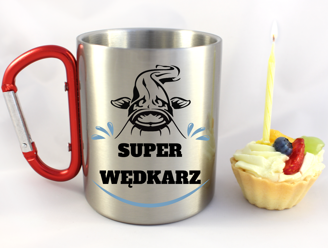 Kubek z czerwonym karabińczykiem i nadrukiem „Super wędkarz” – wędkarstwo #9