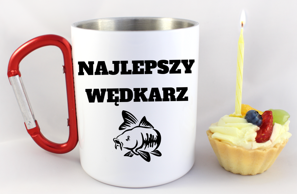 Kubek biały z czerwonym karabińczykiem i nadrukiem "Najlepszy wędkarz" – wędkarstwo #8