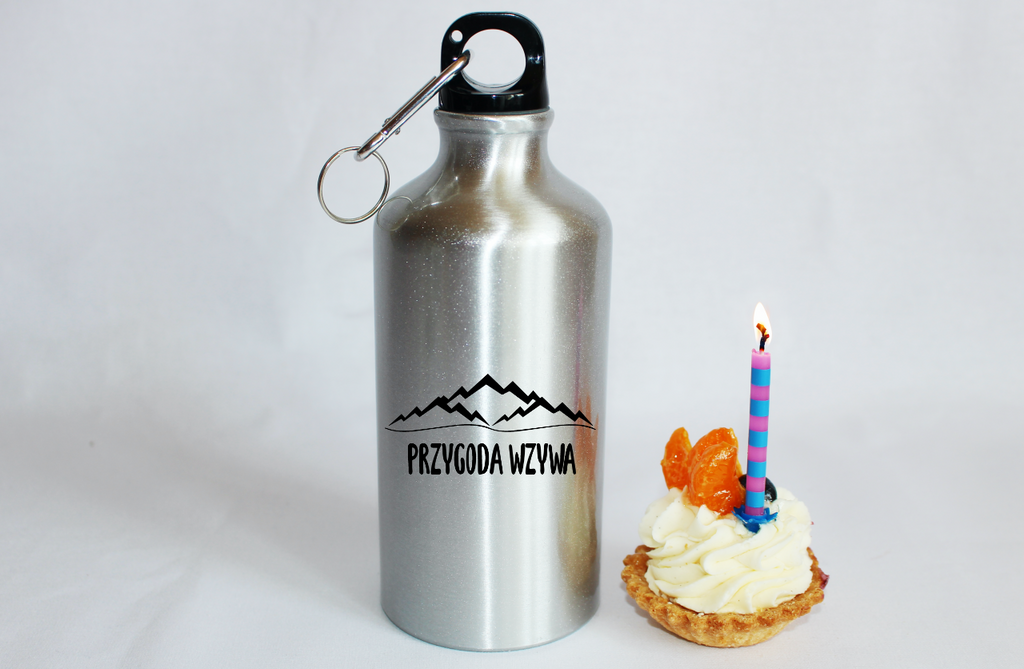 Bidon srebrny 500 ml z grafiką „Przygoda wzywa” – przygody, podróże #7