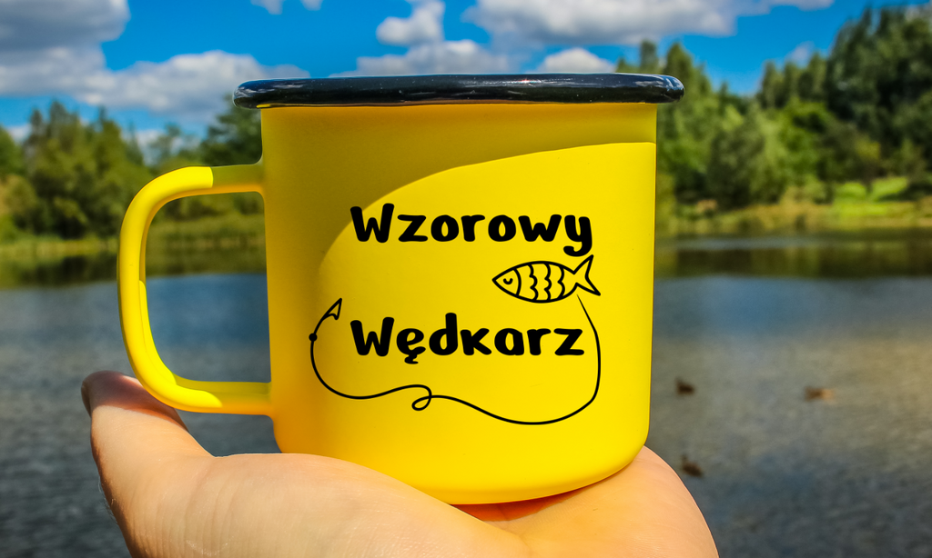 Kubek emaliowany żółty z nadrukiem "Wzorowy Wędkarz" - wędkarstwo #1