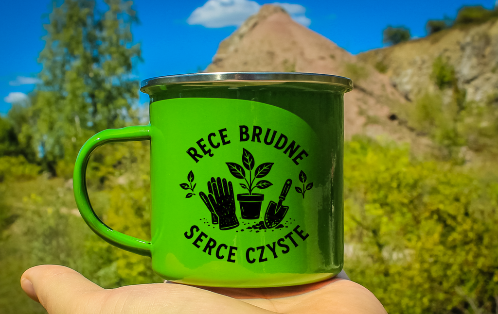 Kubek emaliowany zielony z nadrukiem "Ręce brudne, serce czyste" - działka, ogród #3
