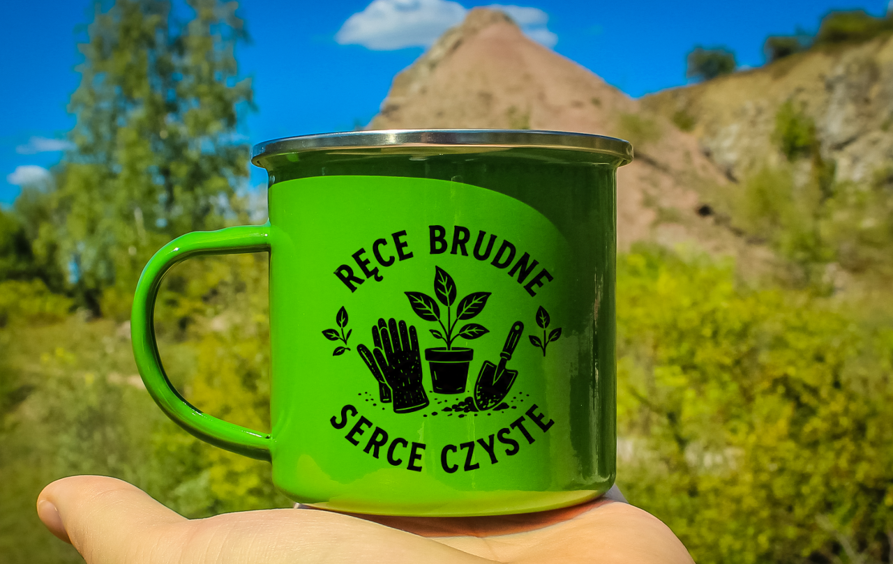 Kubek emaliowany zielony z nadrukiem "Ręce brudne, serce czyste" - działka, ogród #3