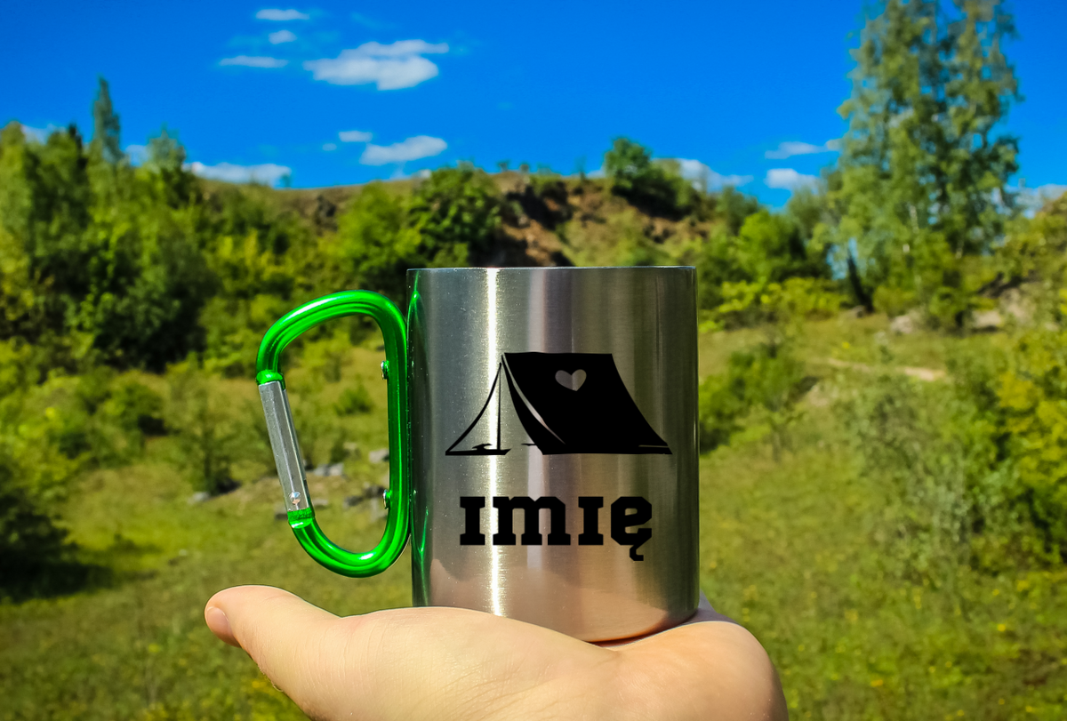 Kubek z zielonym karabińczykiem grafika namiotu i imię do wyboru - pod namiot, camping #4