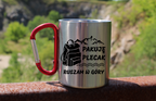 Kubek z czerwonym karabińczykiem i nadrukiem „Pakuję plecak, ruszam w góry” – trekking #2