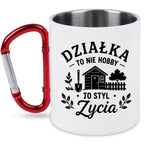 Kubek biały z czerwonym karabińczykiem „Działka to nie hobby, to styl życia” – działka, ogród #8