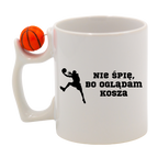 Kubek z piłką i nadrukiem "Nie śpię, bo oglądam kosza" – koszykówka #7