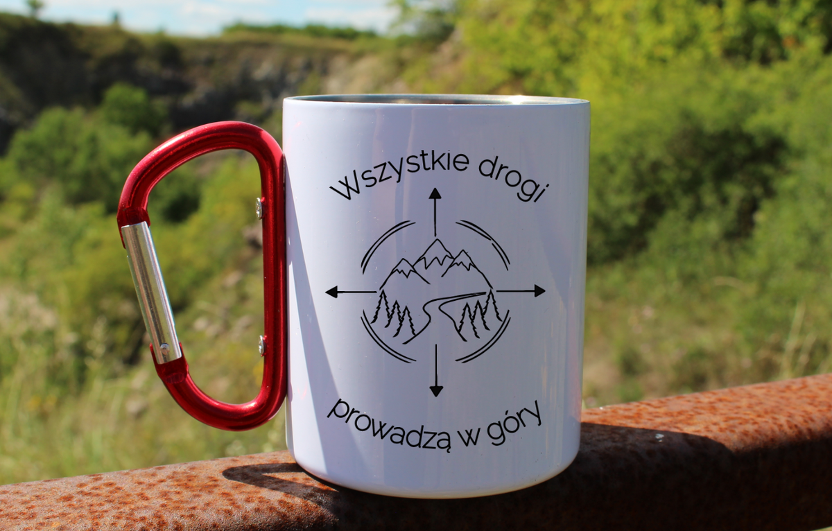 Kubek biały z czerwonym karabińczykiem, nadruk „Wszystkie drogi prowadzą w góry” #6