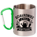 Kubek z zielonym karabińczykiem nadruk "Działkowiec z pasji, plony z radości" - działka, ogród #1