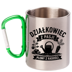 Kubek z zielonym karabińczykiem nadruk "Działkowiec z pasji, plony z radości" - działka, ogród #1