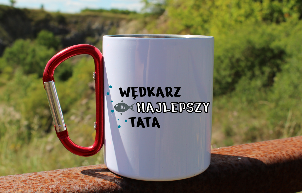 Kubek biały z czerwonym karabińczykiem i nadrukiem "Wędkarz najlepszy tata" – dla taty, dzień ojca, wędkarstwo #10