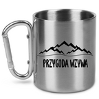 Kubek ze srebrnym karabińczykiem z nadrukiem „Przygoda wzywa” – travel, podróż #9