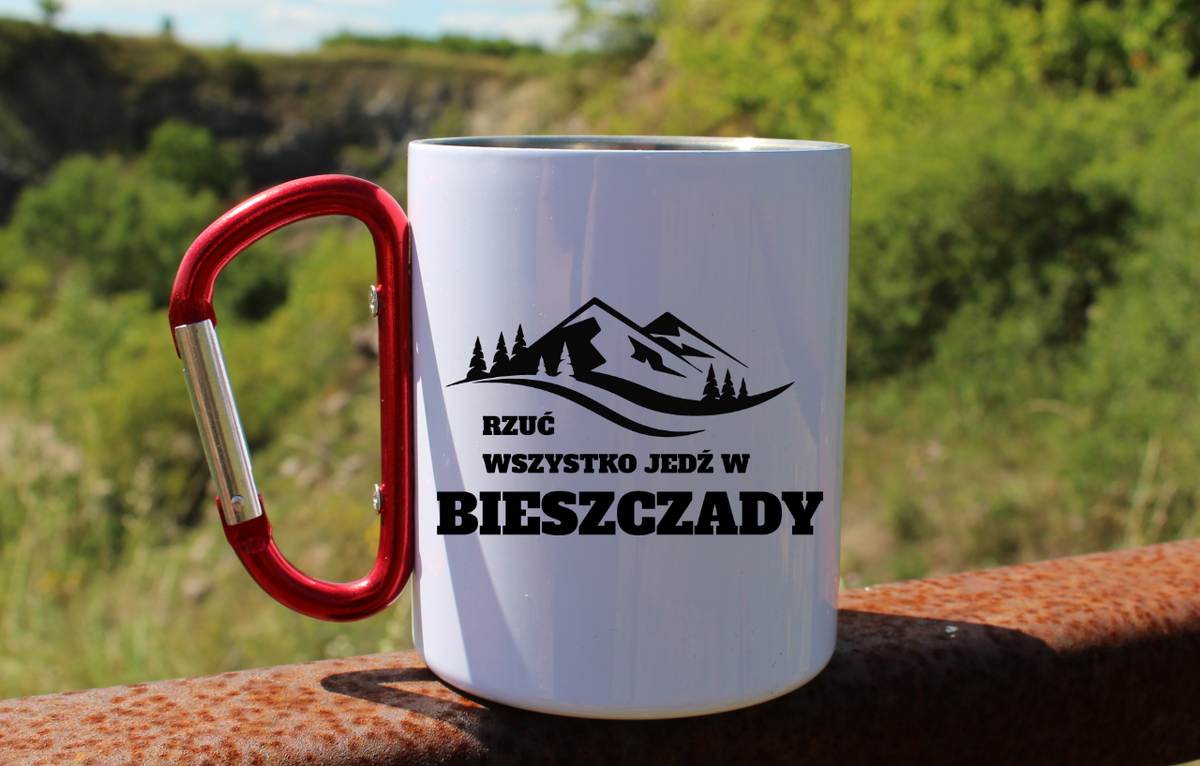 Kubek biały z czerwonym karabińczykiem, nadruk „Rzuć wszystko, jedź w Bieszczady” #5