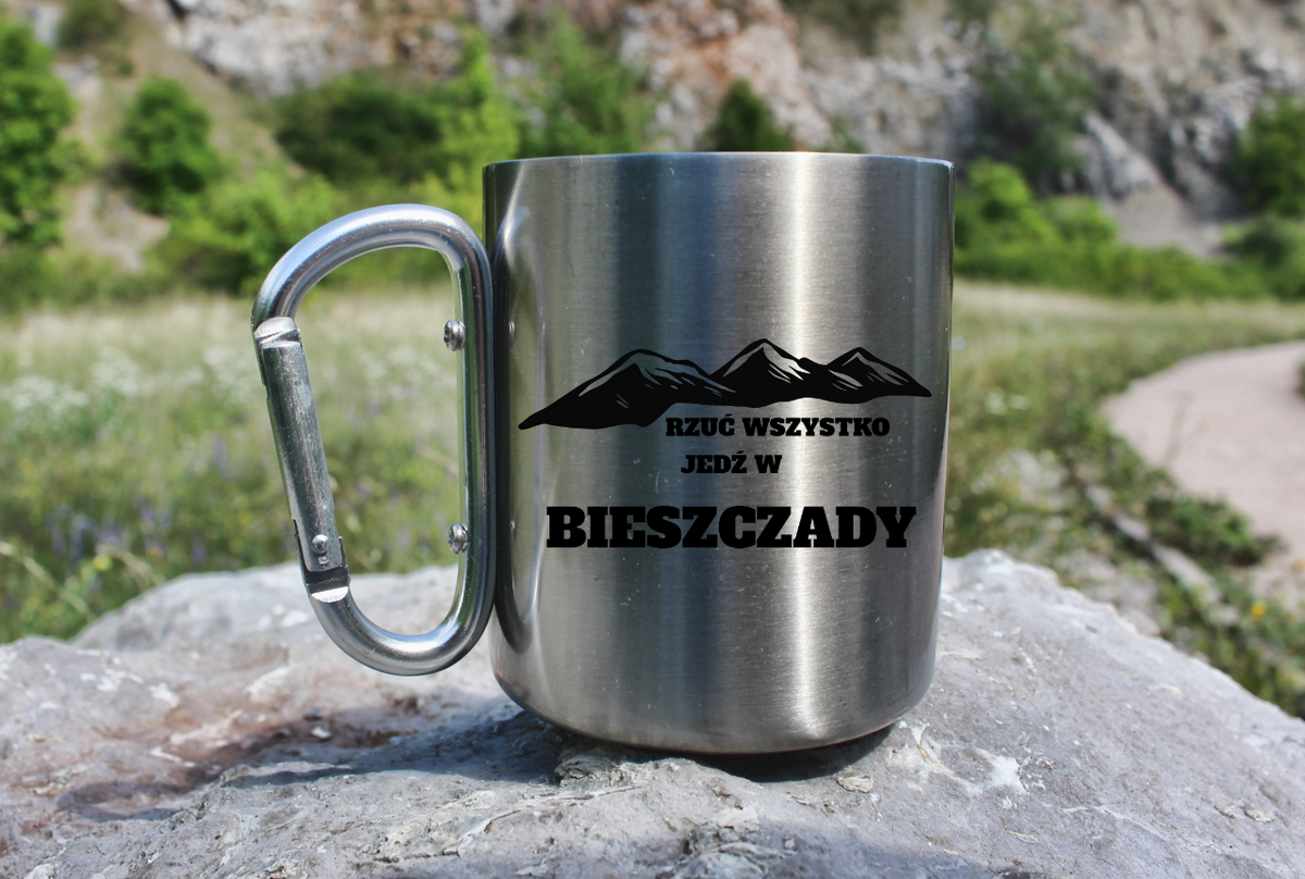 Kubek ze srebrnym karabińczykiem z nadrukiem „Rzuć wszystko, jedź w Bieszczady” – góry, trekking #4