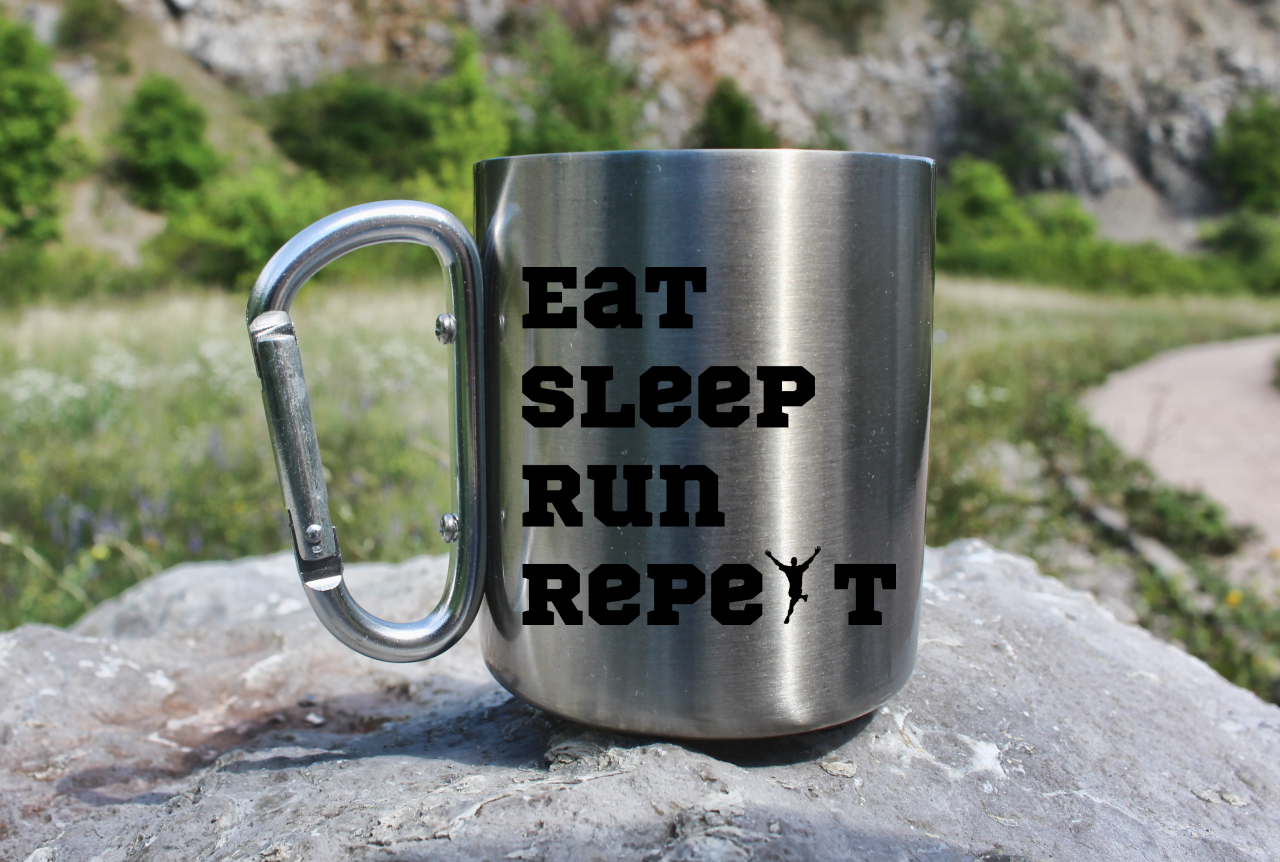 Kubek ze srebrnym karabińczykiem – z nadrukiem "Eat Sleep Run Repeat" – dla panów, bieganie #11