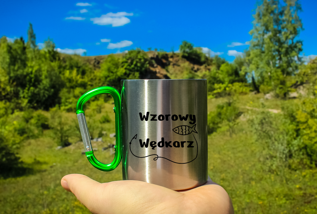 Kubek metalowy 300 ml z zielonym karabińczykiem i nadrukiem „Wzorowy Wędkarz” – wędkarstwo #1