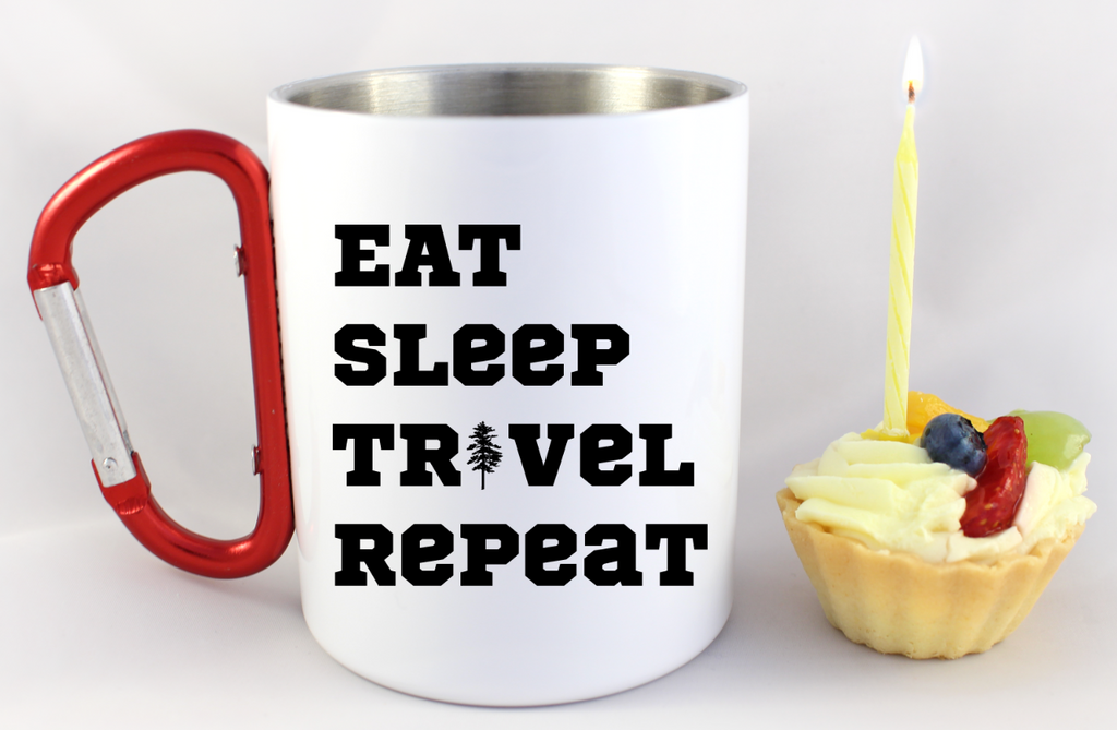 Kubek biały z czerwonym karabińczykiem z nadrukiem „Eat Sleep Travel Repeat” – trekking, podróż #5