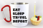 Kubek biały z czerwonym karabińczykiem z nadrukiem „Eat Sleep Travel Repeat” – trekking, podróż #5