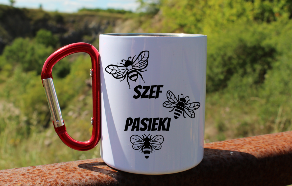 Kubek biały z czerwonym karabińczykiem i nadrukiem „Szef pasieki” – pszczelarstwo #4