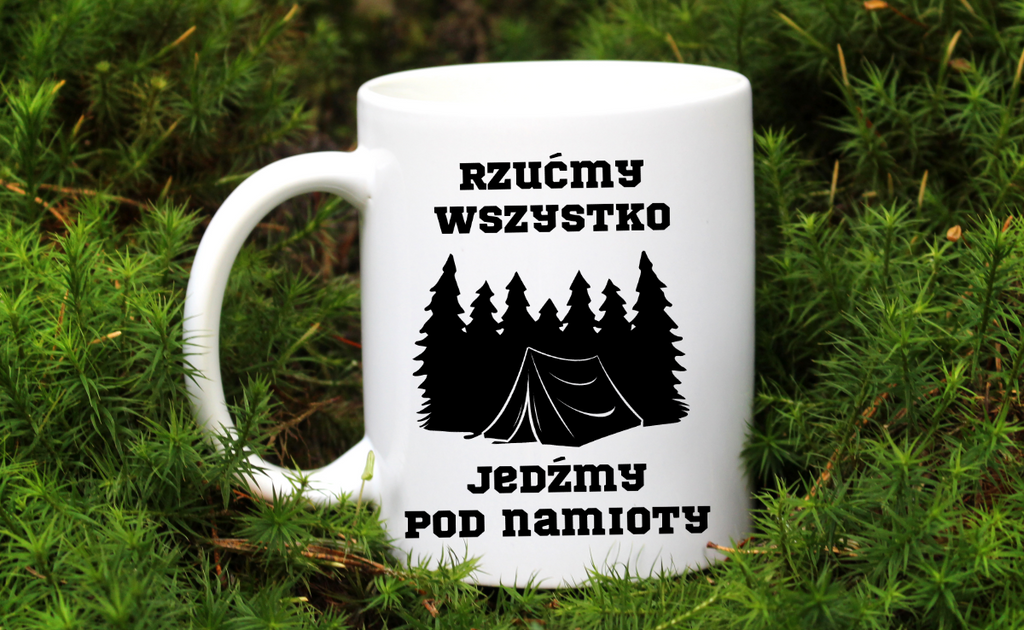 Kubek biały z nadrukiem „Rzućmy wszystko, jedźmy pod namioty” – camping #10