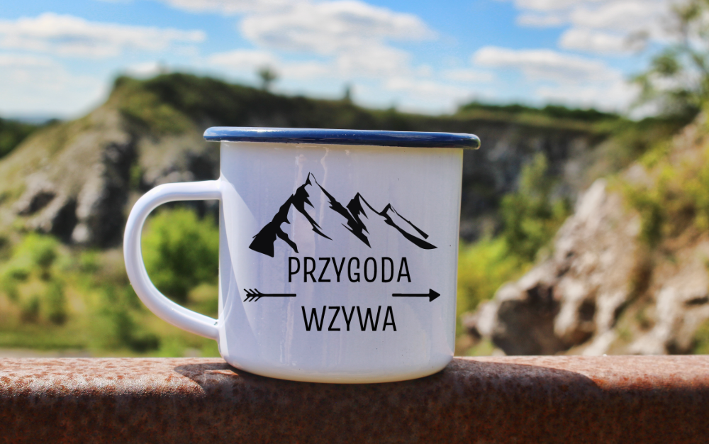 Kubek biały emaliowany z nadrukiem "Przygoda wzywa" #1